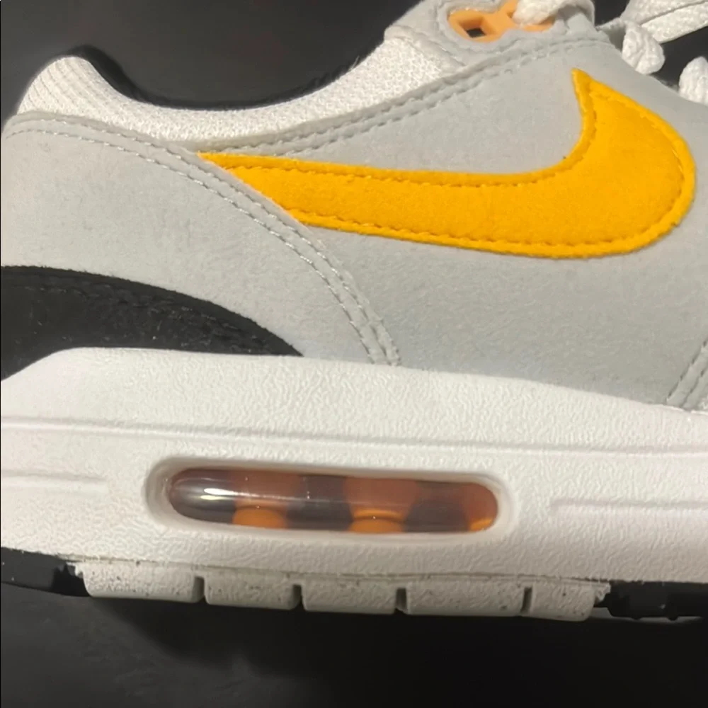 Nike‎ White and Black Sneakers Classic Design Comfortable Fit